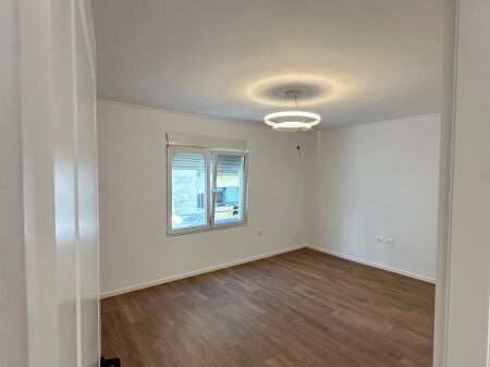 Appartamento 2+1 con ipoteca in vendita in Via Kongresi i Manastirit vicino ai Palazzi di Fratari ad Astir