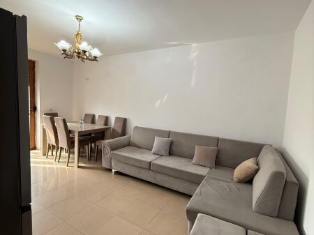 JEPET ME QIRA Apartament 2+1 Vasil Shanto Cmimi: 60.000 Leke/muaj