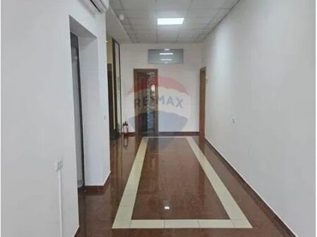 Ufficio moderno a Bllok, Tirana per la tua attività.