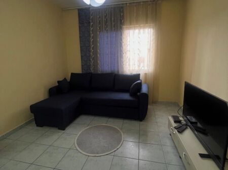 Komuna e Parisit,jepet me qera apartament 1+1,i mobiluar 55,000Leke  (I diskutueshem )