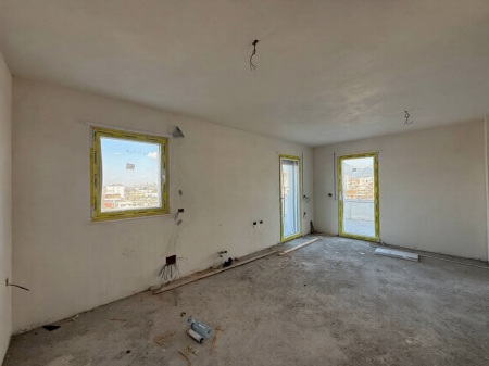 appartamento 2+1+2+veranda in vendita in Via "Hoxha Tasim" a Xhamllik!