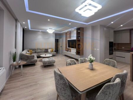Qera, Apartament 3+1+2+2 Poste parkimi, Shkolla e Kuqe, Tiranë..