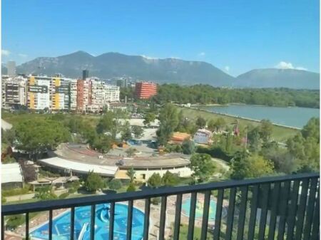 Shitet apartament 2+1+2+post parkimi LakeView
