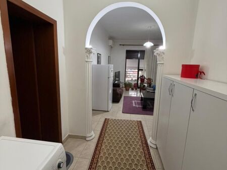 Jepet ap 1+1 me qira tek Ministria e jashtme. 450 ALL ne muaj