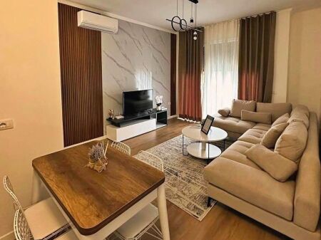  Jepet me qira – Apartament 1+1 5 maj