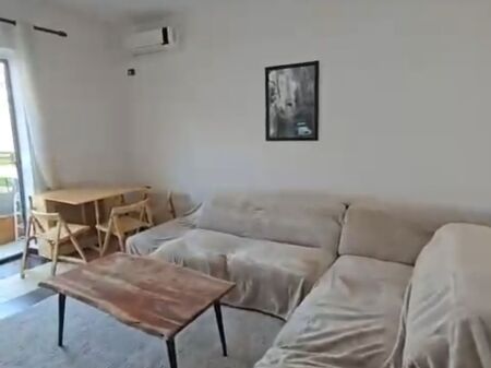 Jepet me qera apartament 1+1+kuzhine me vete te Rruga e Durresit