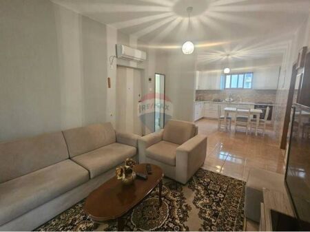 Jepet apartament 2+1 per qira tek rruga e Durresit!