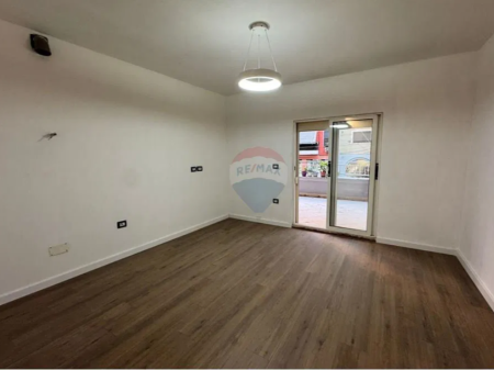 Apartment for sale 1+1 at the Commune of Paris