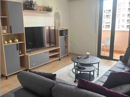 Jepet me Qira Apartament 1+1 tek Galeria, Rruga e Barrikadave. Apartamenti ndodhet ne katin e 6 te nje objekti te ri, i pajisur me ashensor, kamera sigurie. Apartamenti eshte i organizuar ne nje Ambjent ndenje + kuzhina e gatimit, nje dhome gjumi, nje tualet dhe nje ballkon. Per nje vizite ne prone me kontaktoni. Cmimi i Apartamentit eshte 70’000 all ne muaj. Preferohen cifte. Per nje vizite me kontaktoni !