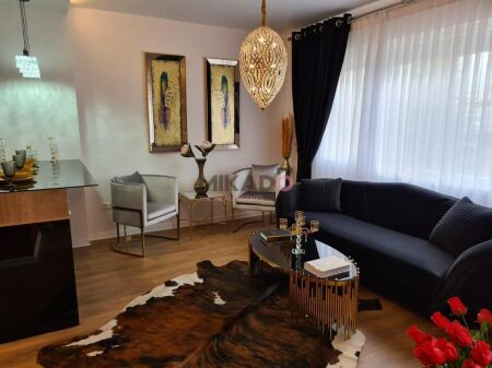 Jepet me Qira Apartament 1+1 tek Rruga e Kosovareve, prane Hotel Dinasty!