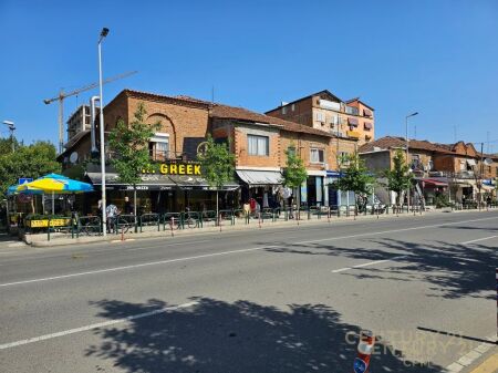 Locale commerciale su strada principale in vendita presso Komuna e Parisit! 560.000 € Sup. Totale 143m2 Sup. interna 63m2