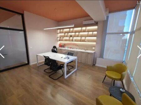 Ufficio in Affitto 200 m² – Ingresso Dedicato!