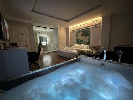 APPARTAMENTO INVESTITO IN VENDITA NELLA ZONA DI BLLOKU, 3 SUITE DI LUSSO ARREDATE CON JACUZZI PRIVATO !