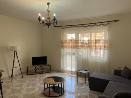 Tirane, jepet me qera apartament 2+1,500 euro,tek rruga Kongresi Manastirit kati 3
