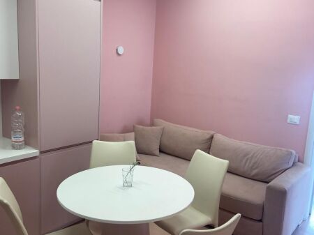 Jepet me Qera Apartament 1+1 tek Shkemi i kavajes
