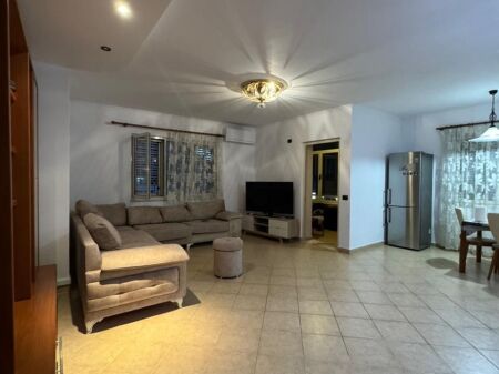 AFFITTASI Appartamento 2+1   Lago Artificiale 4° piano, con ascensoreSup: 120m2  Prezzo: 80.000 Leke/mese