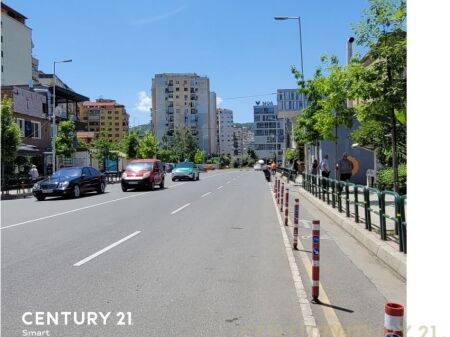 Locale commerciale su strada principale in vendita a Komuna e Parisit !