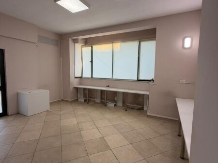  Locale in affitto   Zona: 21 Dhjetori Prezzo: 100.000 lekë/mese