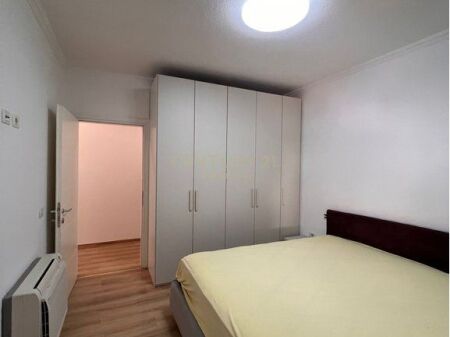Locale commerciale in affitto vicino ai 9 Piani, in una delle zone più centrali e accessibili di Tirana.