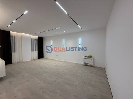 Offriamo in affitto spazio ufficio presso il Lago Secco