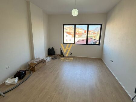 JEPET ZYRE 96 M2 ME QIRA NE VASIL SHANTO 1.500 EURO