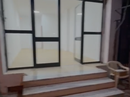 Dyqan ne shitje mbrapa Globe 35metra