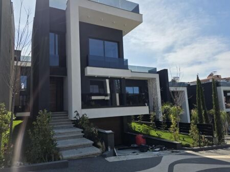 In Golem, Spectacular Villa For Sale With Pool And Bargain Price, 1800 Euro/m2