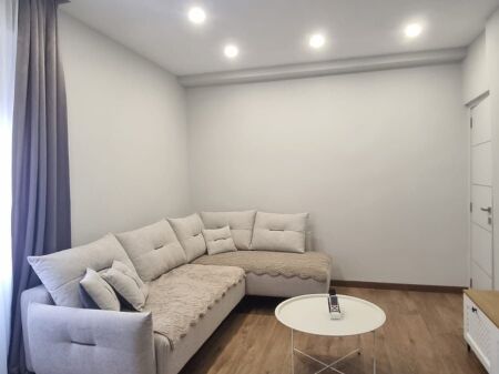 2+1,i mobiluar te ring center,zog i zi,650 euro