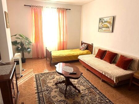  Jepet Apartament 1+1 me Qera tek Rrethi i Komunës së Parisit