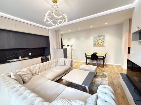  Apartament 1+1 me Qira – Kompleksi Delijorgji   Organizimi i apartamentit Sallon ndenjeje së bashku me ambientin e gatimit 1 dhomë gjumi 1 tualet Verandë    80,000 Lekë   Për informacion shtesë ose vizitë në pronë: