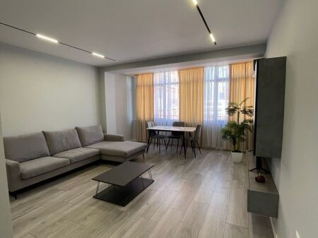Shitet Apartament 2+1 – 21 Dhjetori, pranë Hotel Mondial