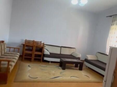Jepet me qera Apartamenti 1+1 , tek Shkolla e Bashkuar ( prane Fakultetit te Mjeksise ) 400 mije leke