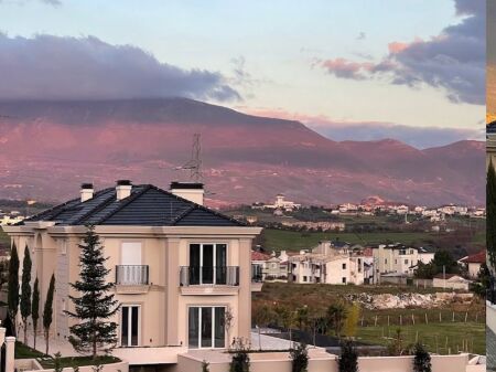  Shitet Vilë Unike Me 2 Pishina – Mjull-Bathore