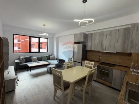 Jepet apartament me qira në zonën Urban Gate, Astir.