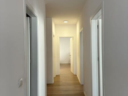 Shitet Apartament 3+1 me Verandë tek Rezidenca Erli
