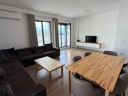 SHITET APARTAMENT 2+1+2 + VERANDË TË MADHE — Rezidenca Erli, Porcelan