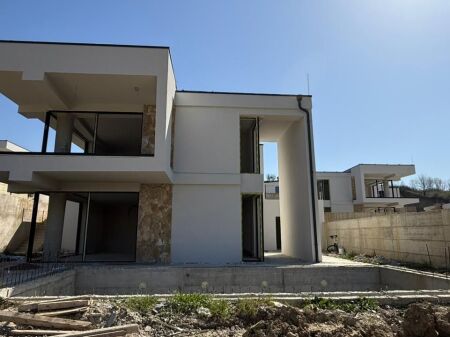  Vilë në Shitje me pishine – Farkë, Lisi i Artë