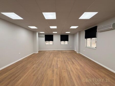 Office space for rent in the center, opposite Toptani Center.