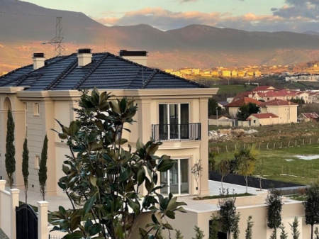  Vilë Luksoze për Shitje me 2 Pishina – Mjull Bathore