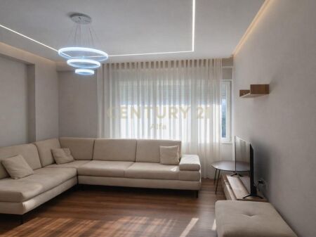 EXCLUSIVE – Shitet apartament 2+1+2 me post parkimi në Rruga e Kosovareve, pranë Liqeni Artificial i Tiranës. 