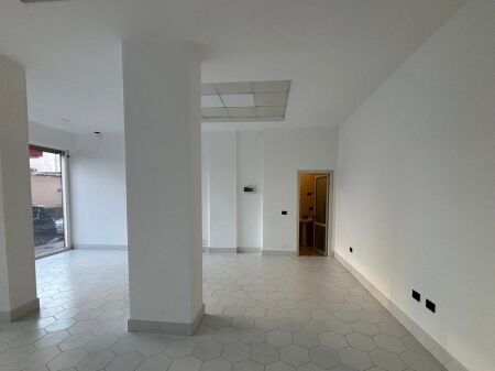 Locale Commerciale in Affitto ad Astir  Vicino alla strada Rruga Teodor Keko 500 € /Mese