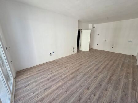 Laprak Pran Kupoles Shitet Apartament 2+1+2