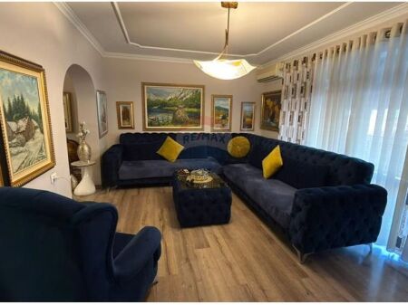Shitet apartament 3+1 ,rruga e Kavajes