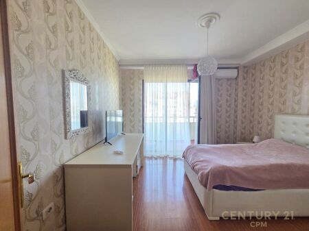 Shitet apartament 3+1 në zonën e Ish Bllokut, Tiranë