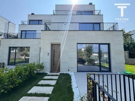 FOR SALE, SEMI-DETACHED VILLA, FOREST RESIDENCE, DRY LAKE