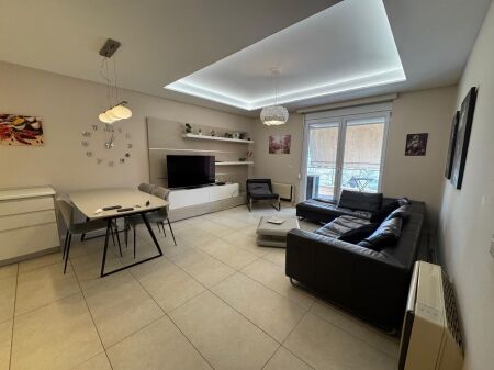 Shitet Apartament 1+1 prane Liqenit te Thate