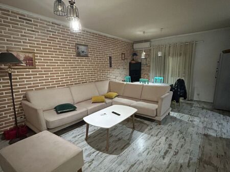 Apartament 2+1+2 per qira tek Komuna e Parisit.