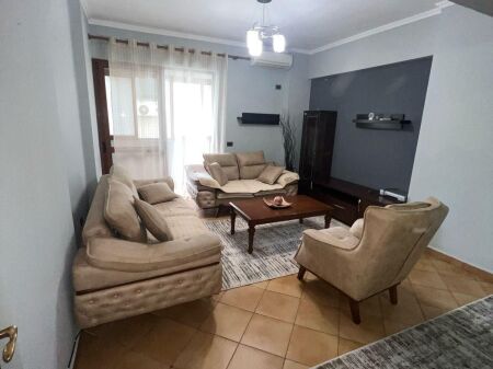 Apartament 2+1 me qira tek Komuna e Parisit!