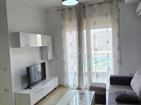 Ofrohet per qera apartament 1+1 + post parkimi te sima com
