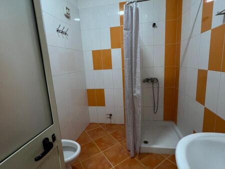 Jepet apartament me qira 1+1, 40000 leke/muaj, ne Astir, Tirane.